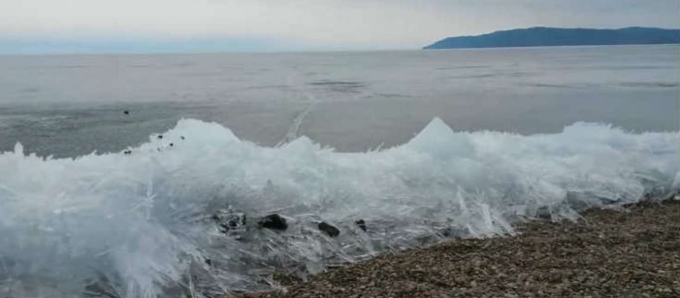 Σιβηρία: Κύμα σε παραλία παγώνει λόγω πολικών θερμοκρασιών (βίντεο)